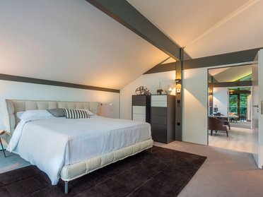 Helles Schlafzimmer mit Doppelbett und eleganter Einrichtung