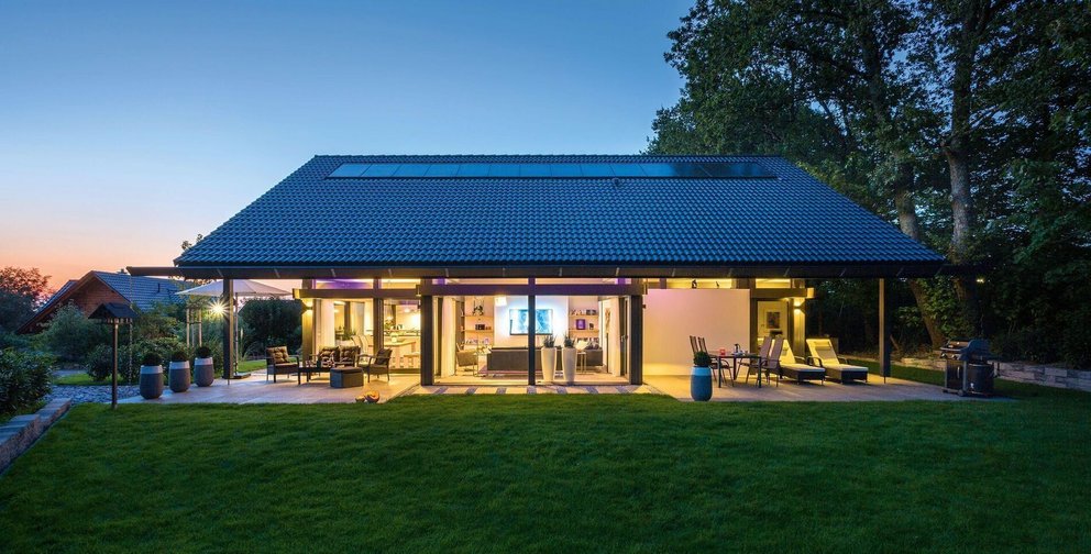 Architektonisches Design eines Hauses mit Garten und Terrasse