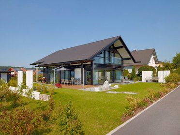 Elegantes Architektenhaus mit Terrasse und Gartenanlage