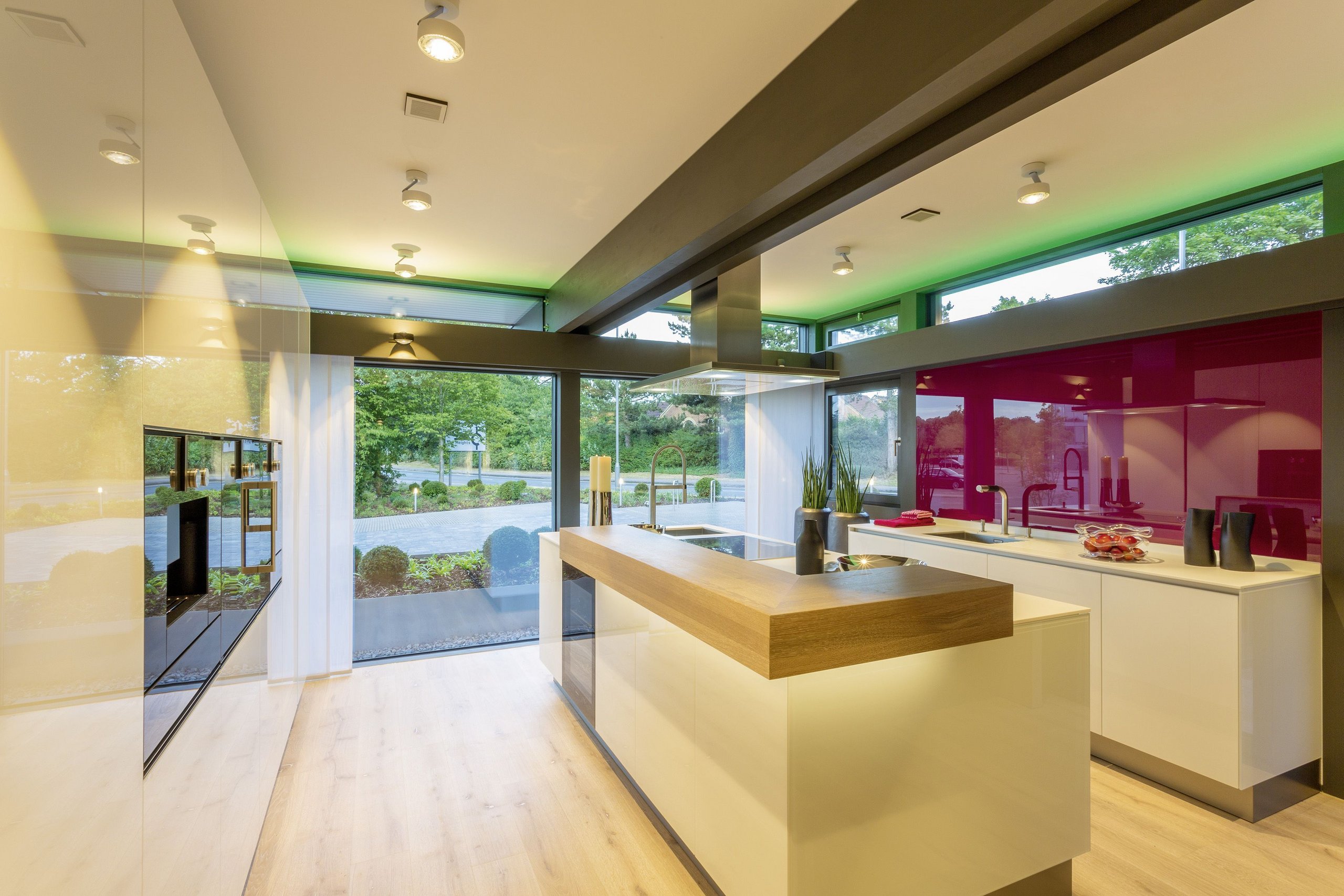 Moderne Küche mit Holz und Glasdesign Helle, moderne Küche mit großzügigem Raum und Gartenblick
