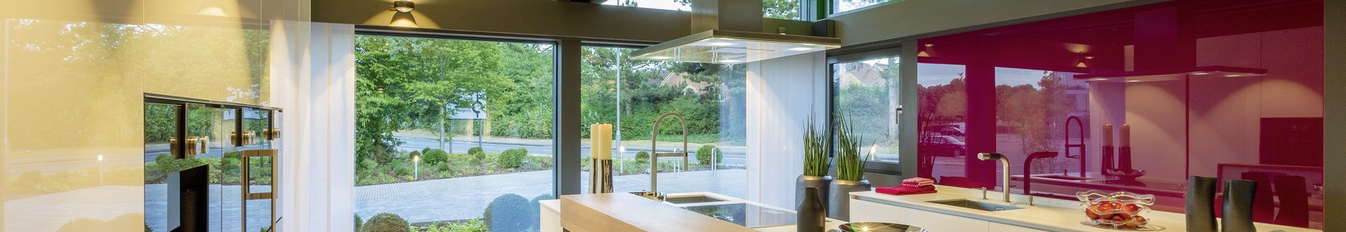 Moderne Küche mit Holz und Glasdesign Helle, moderne Küche mit großzügigem Raum und Gartenblick