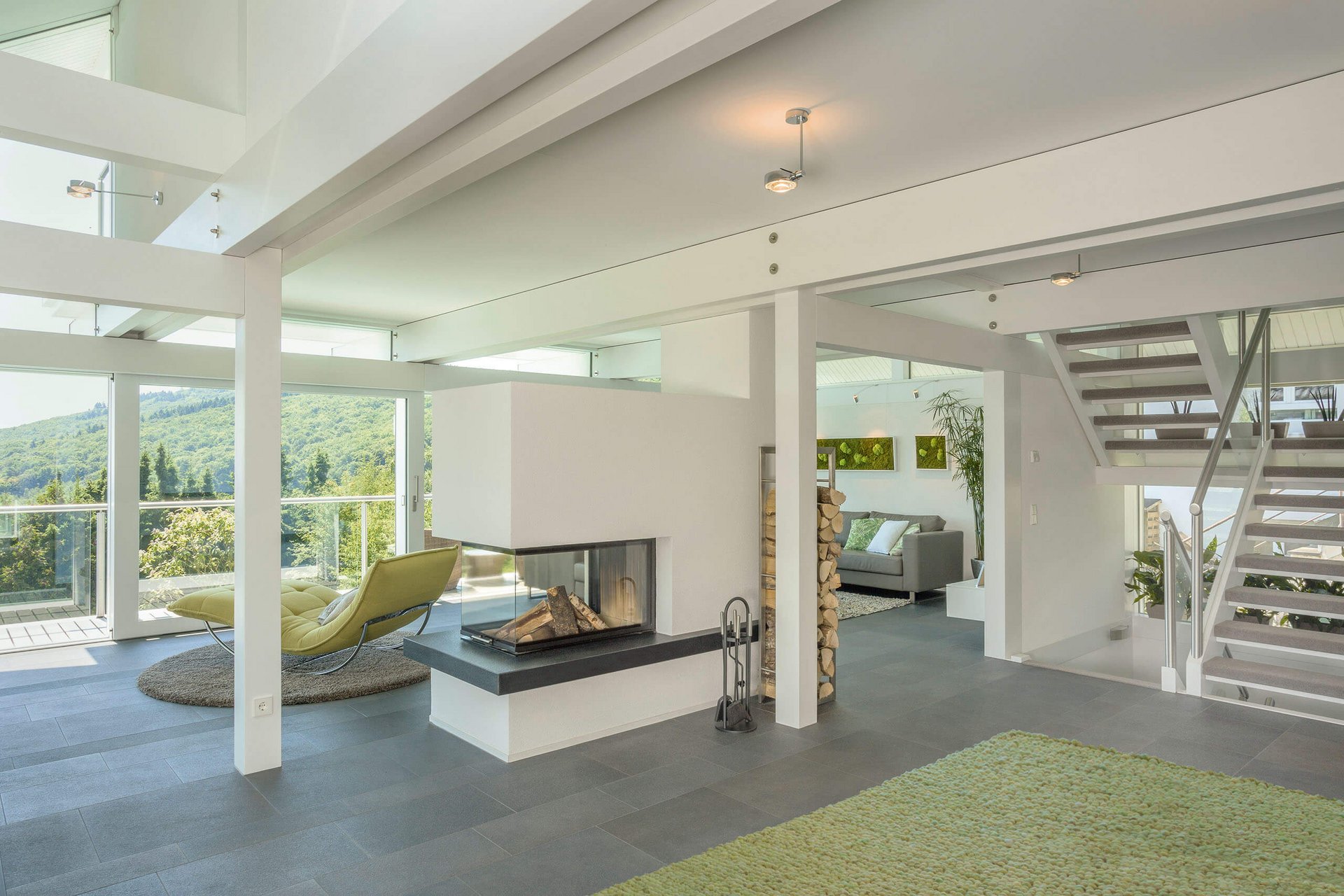 Helles und luftiges Interieur mit eleganter Einrichtung und Blick nach draußen