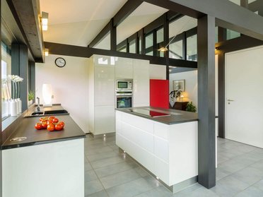 HUF HAUS Bungalow-Küche mit modernen Geräten und eleganter Einrichtung