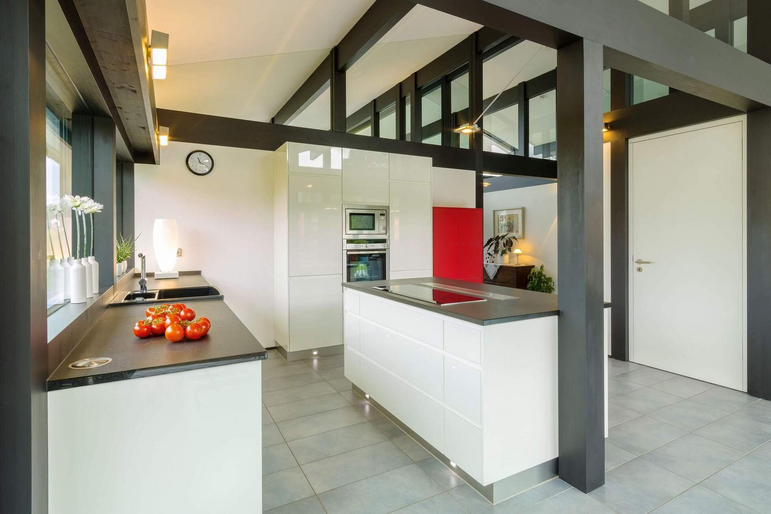HUF HAUS Bungalow-Küche mit modernen Geräten und eleganter Einrichtung