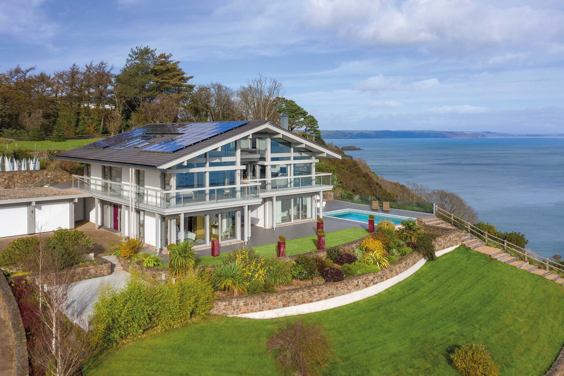 Moderne Architektur eines HUF HAUS mit Meerblick und Pool