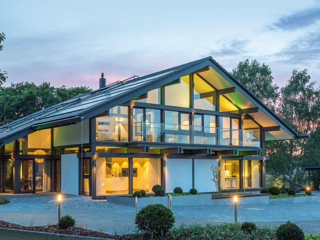 Elegantes modernes Haus mit Glasfassade und schönem Garten