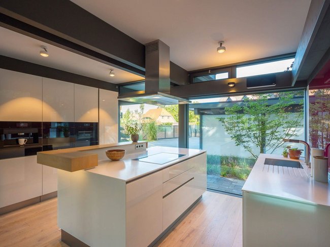 Helle, moderne Küche in einem HUF Haus mit viel natürlichem Licht