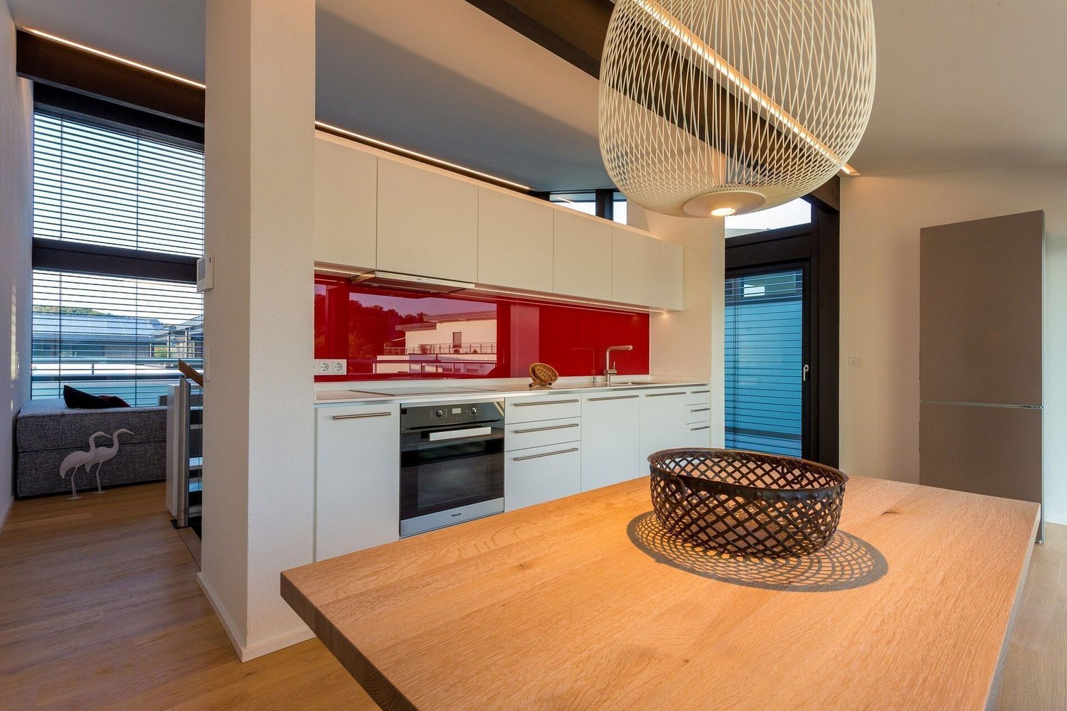 Innenansicht einer modernen Küche in einem Architektenhaus