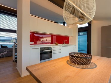 Innenansicht einer modernen Küche in einem Architektenhaus