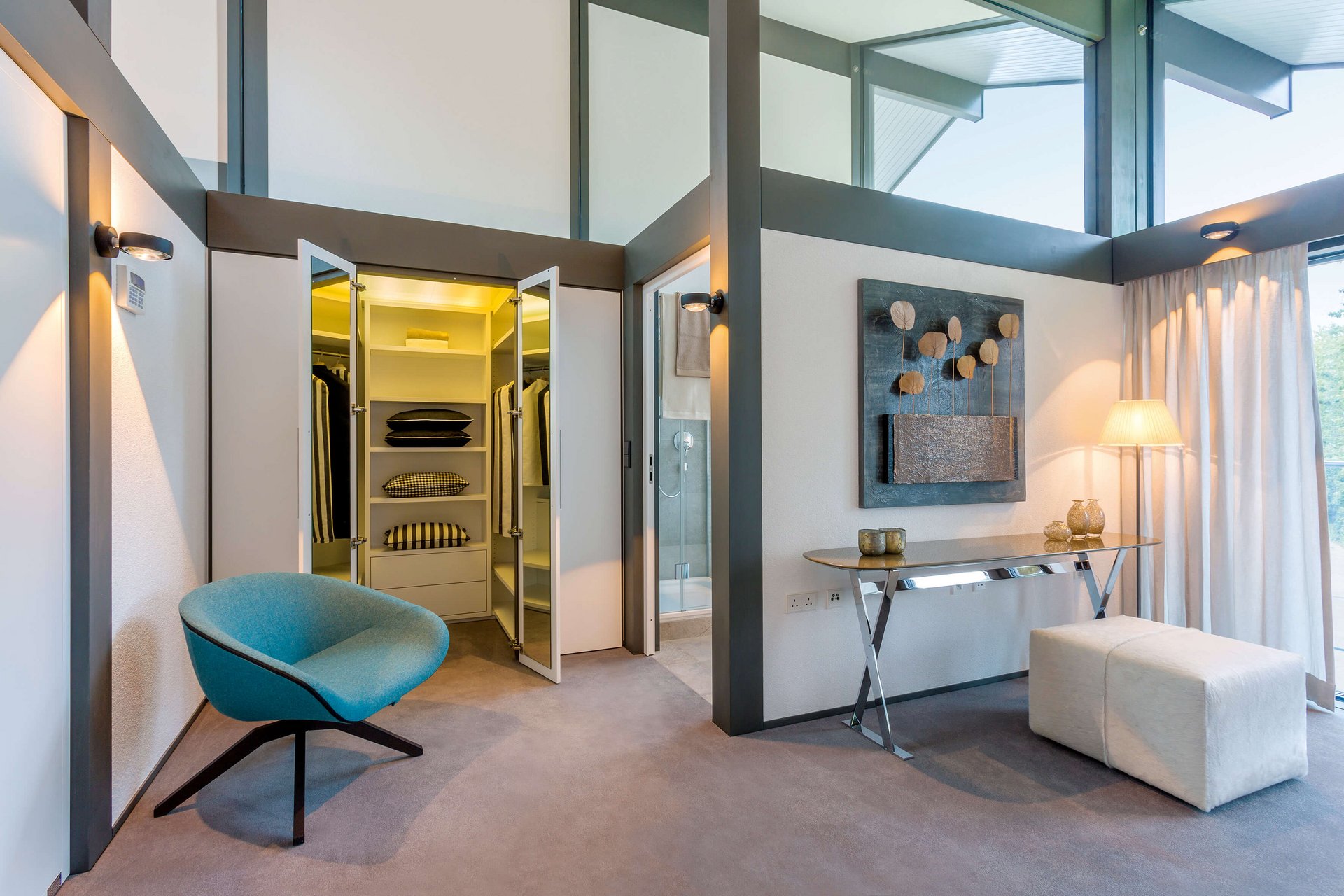 Modernes Zimmer mit bequemem Stuhl, Kleiderschrank und eleganter Beleuchtung