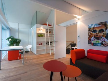 Helle Wohnung mit minimalistischen Möbeln und Kunstwerk