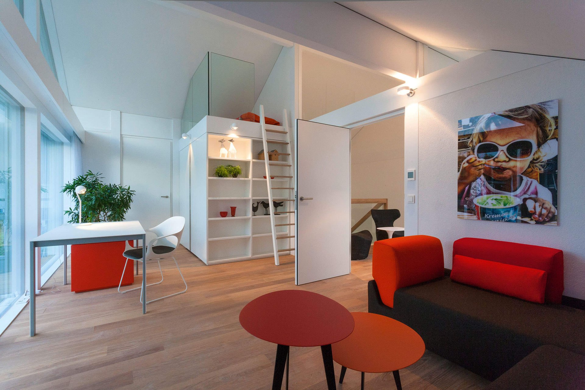 Helle Wohnung mit minimalistischen Möbeln und Kunstwerk