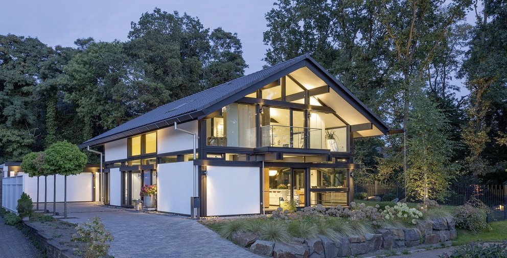 Stilvolles, modernes Haus umgeben von Bäumen und Garten