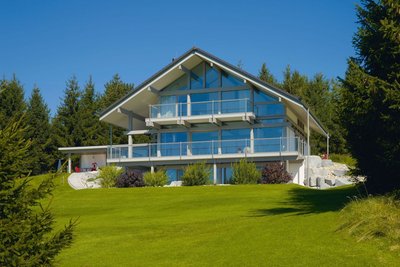 Energieeffizientes Architektenhaus mit großzügigen Glasflächen und eleganter Ausstattung