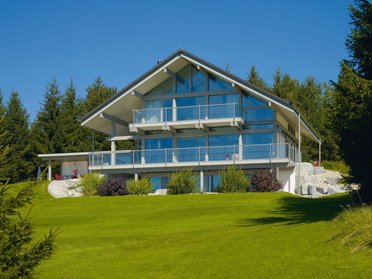 Exklusives HUF HAUS in moderner Fachwerkbauweise Energieeffizientes Architektenhaus mit großzügigen Glasflächen und eleganter Ausstattung