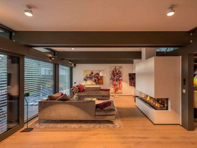 Stilvolles Wohnzimmer eines HUF Hauses mit gemütlicher Einrichtung