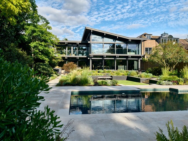Luxuriöses Wohnhaus mit Garten und Pool in moderner Architektur