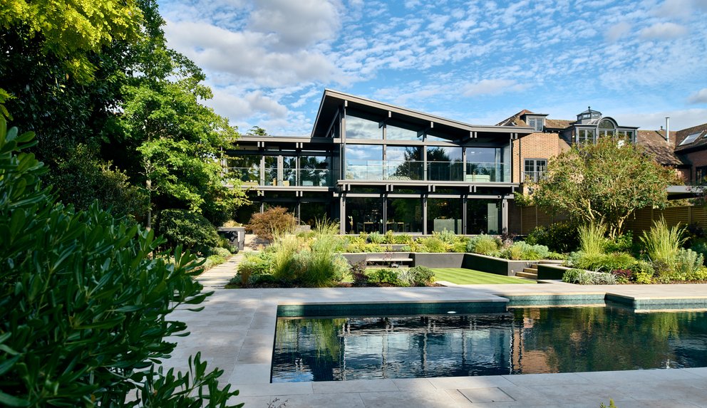 Luxuriöses Wohnhaus mit Garten und Pool in moderner Architektur