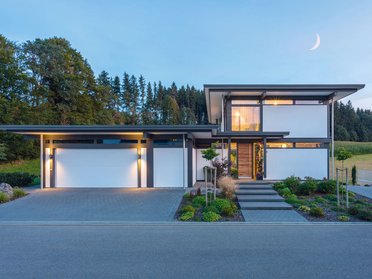 Moderne Architektur eines Fachwerkhauses mit schöner Landschaft