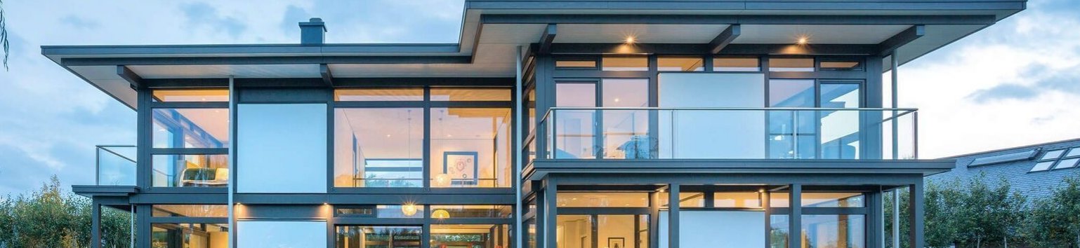 Elegantes modernes Haus mit Flachdach und großzügigen Glasflächen