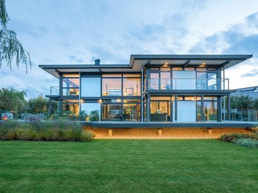 Elegantes modernes Haus mit Flachdach und großzügigen Glasflächen