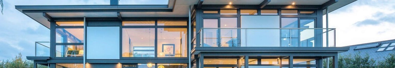 Luxushaus mit Flachdach und modernem Design Elegantes modernes Haus mit Flachdach und großzügigen Glasflächen