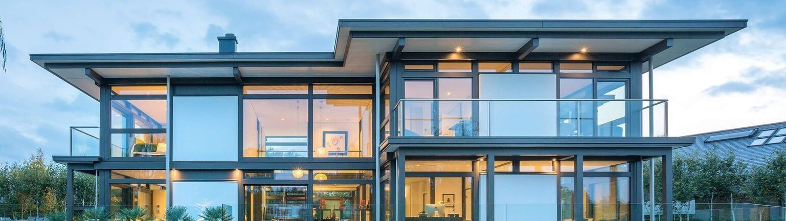 Elegantes modernes Haus mit Flachdach und großzügigen Glasflächen