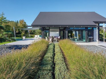 Transparentes Fachwerkhaus mit Garten und Panorama Traumhaus aus Holz und Glas mit Garten und schönem Panorama