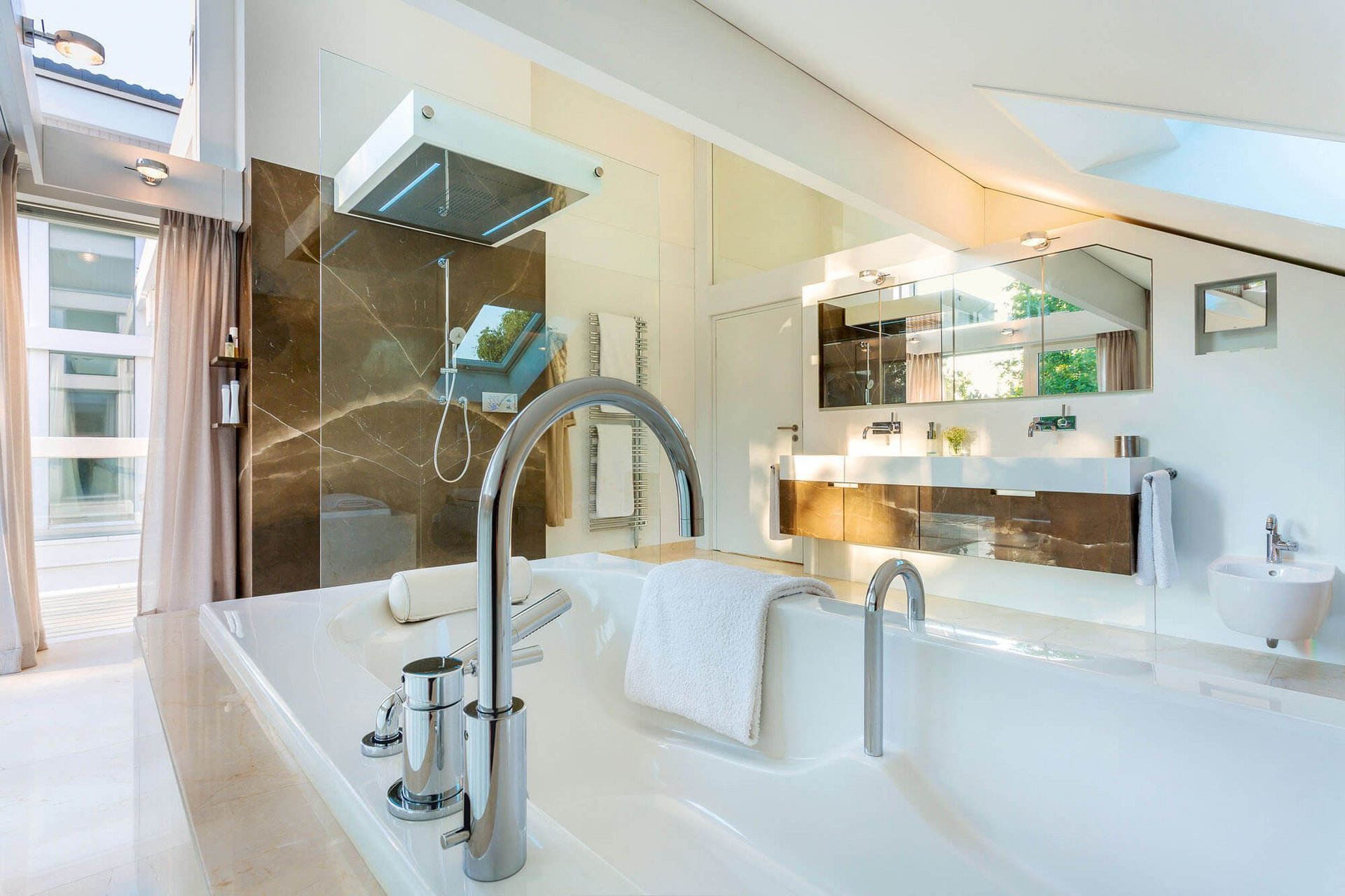 Moderne Badezimmeransicht mit Badewanne und Dusche Elegantes Badezimmerdesign mit moderner Ausstattung und Fenstern
