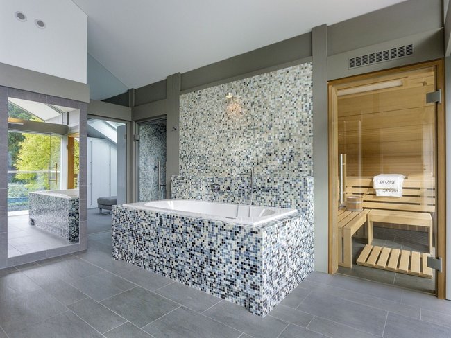 Hochwertiges Badezimmer mit Whirlpool und Sauna im modernen Design