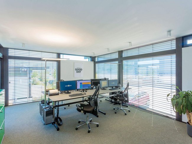 Helles und minimalistisches Büro mit moderner Ausstattung und Pflanzen
