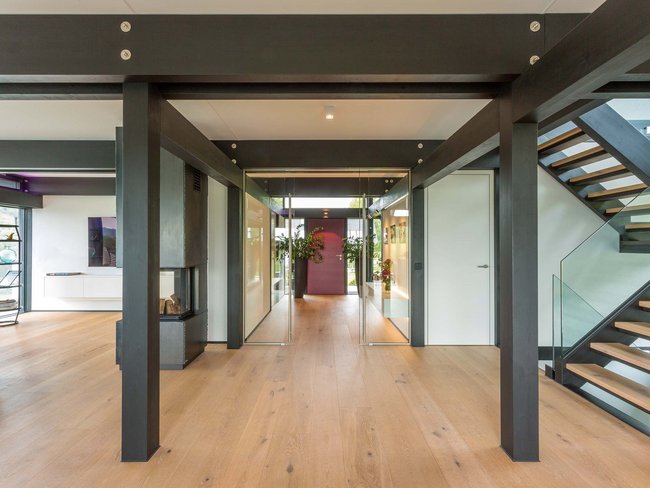 Offener Innenraum eines HUF Hauses mit Holzfußboden und Treppe
