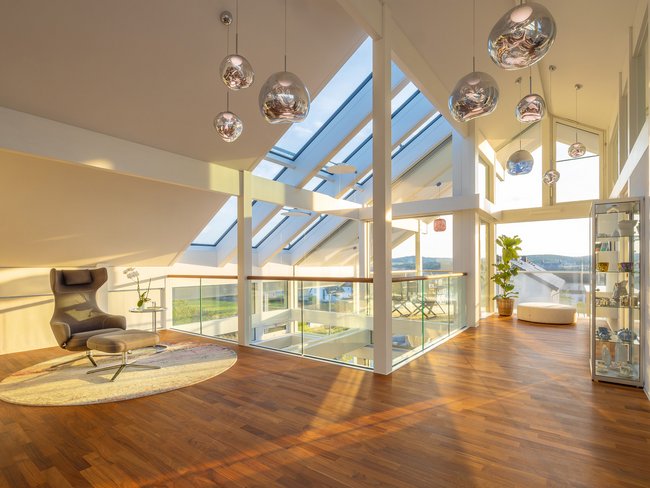 Helle und elegante Innenräume mit großen Fenstern und Holzfußboden