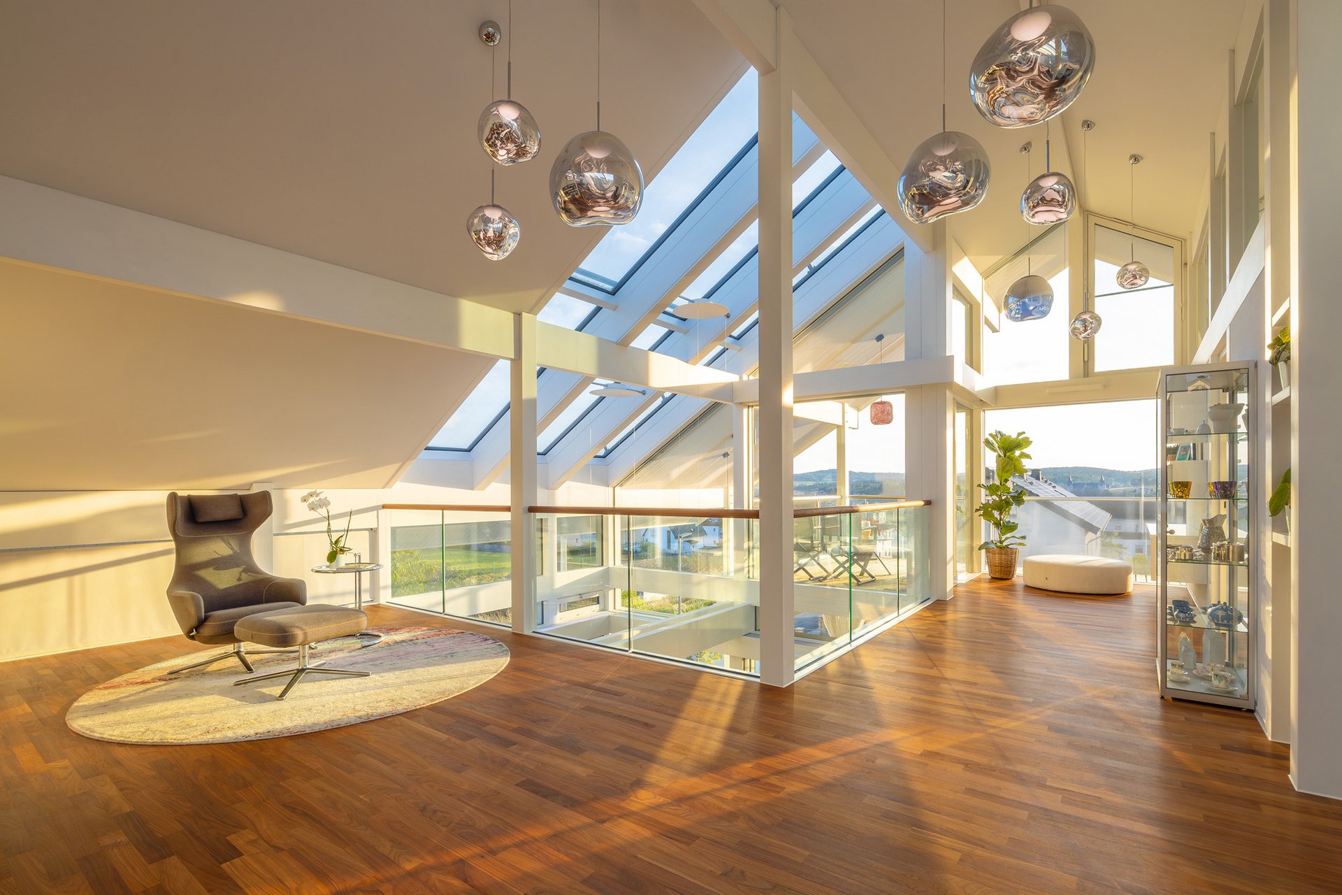 Helle und elegante Innenräume mit großen Fenstern und Holzfußboden
