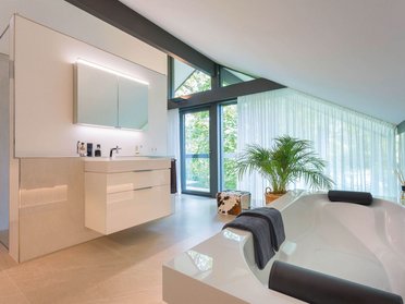 Modernes Badezimmer in einem HUF Haus Helles und elegantes Badezimmer mit Badewanne und Pflanzen