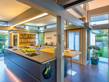 Helle Küche in modernem Design mit Blick ins Grüne
