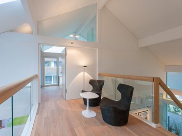 Helle und moderne Wohnung mit Stühlen und Tisch im offenen Raum