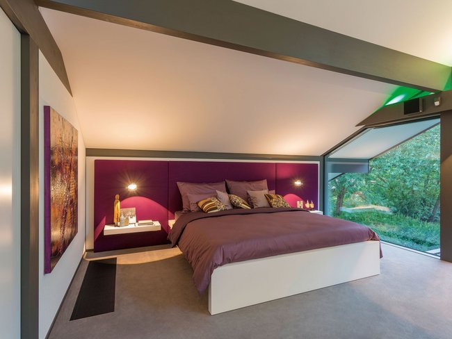 Stilvolles Schlafzimmer mit lila Akzenten und großer Fensterfront