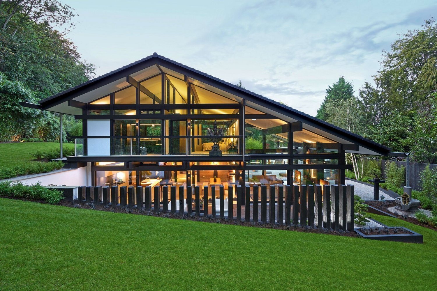 Stilvolles HUF Haus mit großzügiger Glasfassade und Außenpool