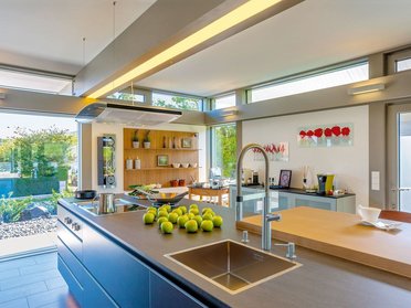 Großzügige und helle Küche mit Ausblick und modernen Elementen