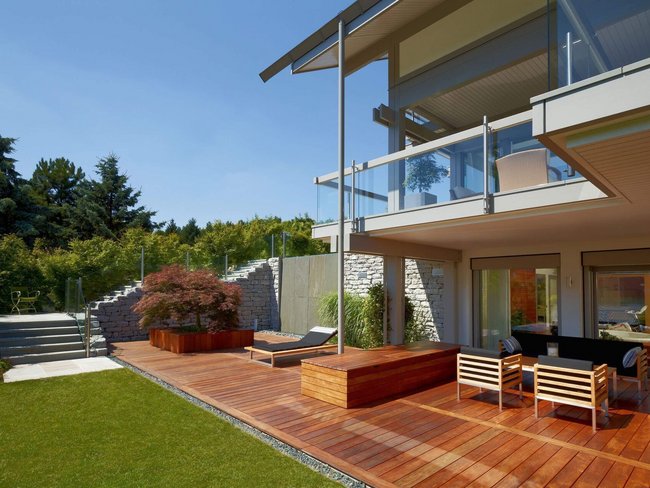Energieeffizientes HUF HAUS mit großzügigen Glasflächen und Holzterasse