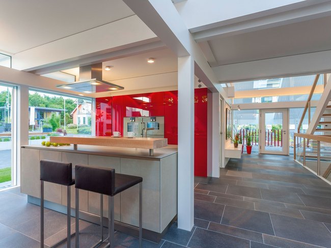 Helles, modernes Interieur mit Kücheninsel und stilvollem Design