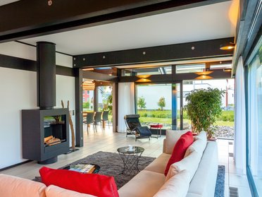 HUF Musterhaus Koblenz ebenholz 3 Helles und einladendes Wohnzimmer mit modernen Möbeln und Terrasse