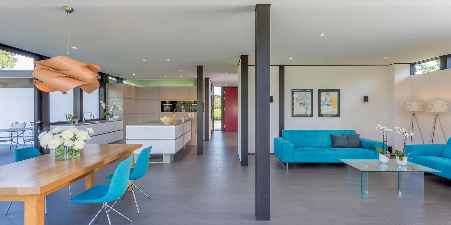 Helles Wohnzimmer mit offener Küche und modernem Design
