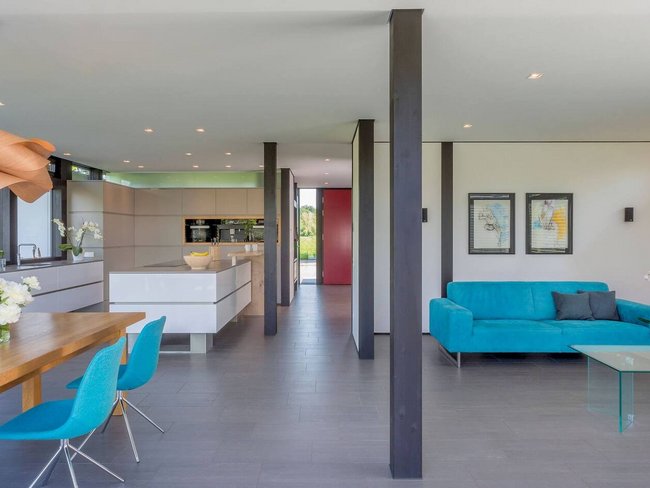 HUF house modum 810 18 Helles Wohnzimmer mit offener Küche und modernem Design