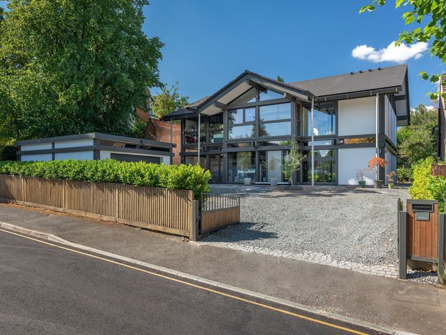 HUF Haus mit klaren Linien und moderner Architektur in ruhiger Umgebung