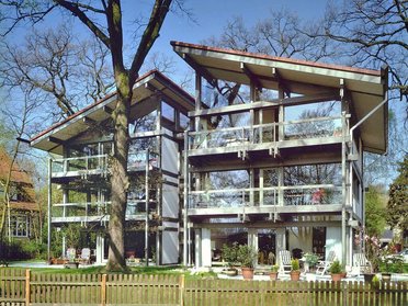 Offenes und großzügiges Mehrfamilienhaus in grüner Umgebung