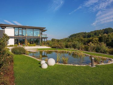 Architektenhaus mit modernem Design und weitem Garten