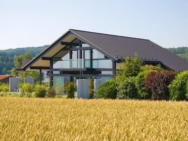 Elegantes Haus mit Glasbalustrade und schöner Landschaft