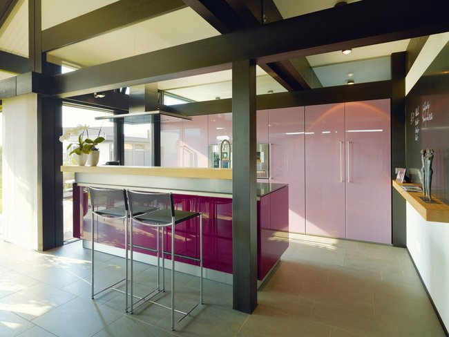 Küche mit stilvollem Design und modernen Möbeln in einem Architektenhaus